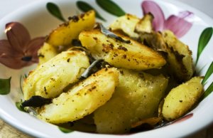 Recept online: Pečené brambory: Kořeněná kolečka brambor pečená doměkka s kousky másla