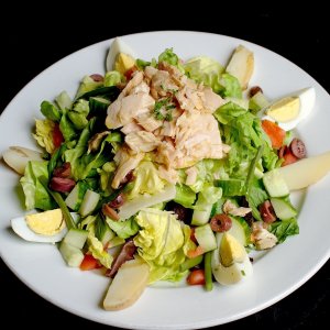 Recept online: Pestrý salát s tuňákem: Sytý salát s rajčaty, okurkou, vařenými vejci, fazolkami, olivami , tuňákem a chutnou zálivkou