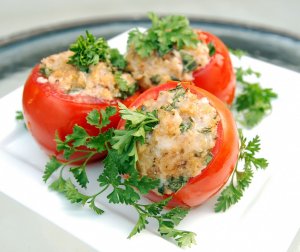 Recept online: Plněná rajčata: Rajčata plněná ochucenou směsí zeleninového salátu