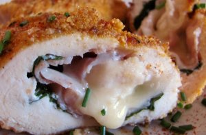 Recept online: Plněné kuřecí řízečky: Kapsičky z kuřecího masa plněné šunkou a sýrem, obalené ve strouhance a osmažené dozlatova