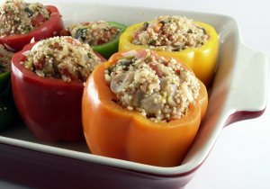 Recept online: Plněné papriky: Plněné zapečené papriky s náplní  z rýže, čočky, žampionů a piniových oříšků