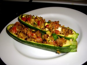 Recept online: Plněné zapečené cukety: Zapečené cukety plněné rajčaty, kapari , sýrem a čerstvou bazalkou