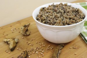 Recept online: Pohanková kaše s bylinkami a žampiony: Nízkokalorický pokrm zdravé výživy - bohatě kořeněná pohanka s množstvím cibule, žampionů a zelené natě