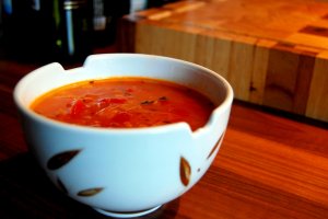 Recept online: Pórková polévka s rajčaty: Pórková polévka nakyselo - s bílým vínem,rajčaty, citronovou šťávou a smetanou