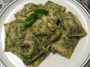Recept online: Ravioly na řecký způsob: Zapečené ravioly s lilkem, paprikou, rajčatovým protlakem  a sýrem feta