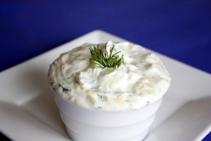 Recept online: Řecké tzatziki: Letní chladivý předkrm z okurky, jogurtu, olivového oleje,česneku a koření podávaný s bílou vekou