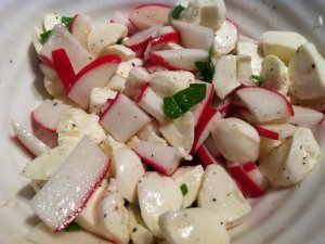 Recept online: Ředkvičkový salát s vejci: Vitamínový salát z ředkviček, pažitky a mozzarelly  se zálivkou a vaječnou přílohou