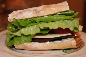 Recept online: Rozpečené ciabatty s oblohou: Grilované křupavé ciabatty obložené sýrem, rukolou, rajčaty a plátky uzené šunky