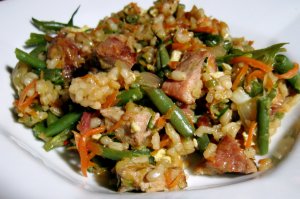 Recept online: Rýže na čínský způsob: Rýže se slaninou, hráškem, fazolovými lusky a vejci, posypaná šalotkou