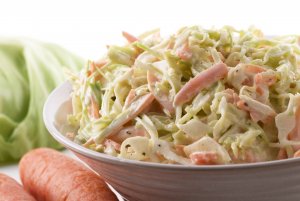 Recept online: Salát Coleslaw: Zelný salát s cibulí, mrkví, celerem a rozinkami, se zálivkou a majonézou