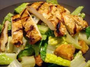 Recept online: Salát s marinovaným kuřecím masem: Pečené kousky kuřecího masa předem marinované ve směsi z jogurtu, pasty Tandoori, zázvoru, papriky a česneku, na listech salátu s kapari