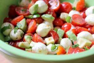 Recept online: Salát tří barev: Netradiční salátová kombinace - tenké plátky rajčat, avokáda a mozzarelly s olivovým olejem