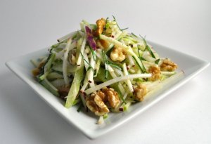 Recept online: Salát z ovoce a zeleniny: Chutné a zdravé - jablka a celer  s citrónem, ořechy a majonézou