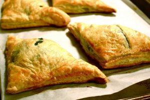 Recept online: Šátečky z listového těsta se špenátem: Křupavé trojhránky z listového těsta plněné ochucenýn špenátem a italským sýrem ricotta