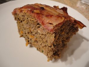 Recept online: Sekaná pečeně: Oblíbený pečený pokrm - plátky ze směsi mletého masa, vajec a koření podávané se zapečenými rajčaty