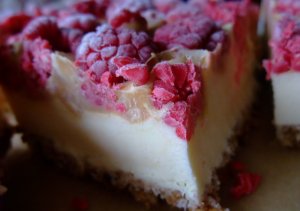 Recept online: Slavnostní dezert s překvapením: Zmrzlina ukrytá v piškotu, s  malinami a zapečeným sněhem