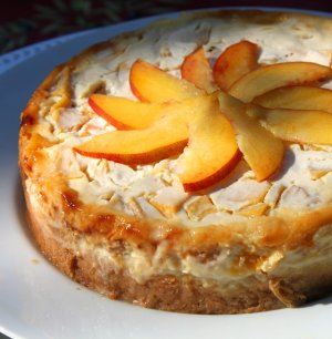 Recept online: Slavnostní pudinková mísa: Dezert z piškotů vrstvených s broskvemi, likérem, pudinkem a šlehačkou, zdobený nasekanými mandlemi
