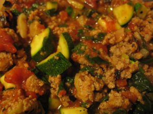 Recept online: Smažené krůtí maso s cuketou: Restované kousky krůtího masa ,cukety a cibule, povařené ve vývaru, jemně kořeněné kari a kurkumou