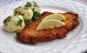 Recept online: Smažené řízky z telecího masa: Dozlatova smažené řízečky  obalené ve strouhance  s citronovými řezy