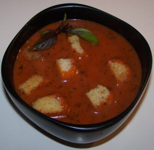 Recept online: Smetanová rajčatová polévka s bazalkou: netradiční rajčatová polévka s česnekem, pestem, bazalkou a smetanou