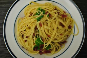 Recept online: Špagety Carbonara: Špagety se slaninou, česnekem, parmezánem a smetanou