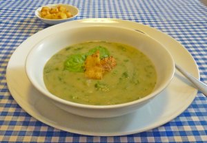Recept online: Špenátová polévka s kuskusem a fetou: Polévka z vývaru se špenátem a kuskusem ochucená smetanou a sýrem feta