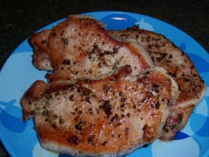 Recept online: Steaky z vepřového masa na pepři: Křupavé kořeněné steaky  s omáčkou z vývaru, smetany a bílého vína