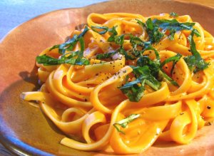 Recept online: Tagliatelle se smetanovou omáčkou: Tagliatelle se smetanovou omáčkou, slaninkou a parmezánem