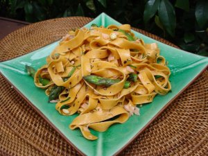 Recept online: Těstoviny Marinara: Široké nudle se smetanovou omáčkou a kousky lososa