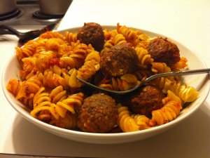 Recept online: Těstoviny s masovými knedlíčky: Těstoviny  s rajskou omáčkou a masovými knedlíčky s bazalkou a  parmezánem