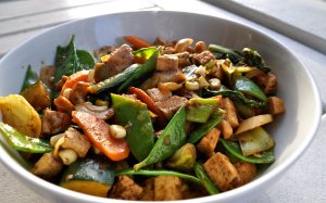 Recept online: Tofu se smaženou zeleninou: Křupavá restovaná zelenina s tofu kořeněná sójovou a ústřicovou omáčkou a sherry