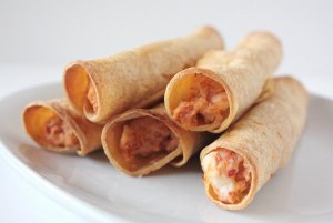 Recept online: Tortilly s kuřecím masem: Tortilly svinuté do kornoutu, naplněné směsí pikantního kuřecího masa, kukuřice, paprik a avokáda