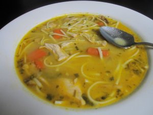 Recept online: Tradiční kuřecí polévka s nudlemi: Vydatný drůbeží vývar s masem , mrkví a nudlemi