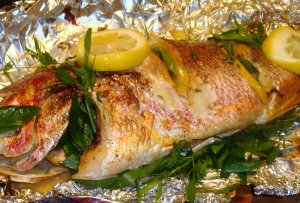 Recept online: Treska pečená v alobalu: Šťavnaté rybí filety upečené v alobalu s cuketou, česnekem, sýrem a zelenou natí