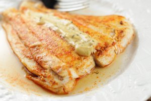 Recept online: Treska s hořčičnou omáčkou a bílým vínem: Kousky ryby v omáčce z vývaru, bílého vína, smetany a hořčice