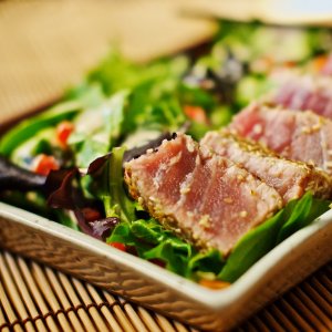 Recept online: Tuňák se zeleninou: Kousky tuňáka povařené se zeleninou, kořením a bílým vínem