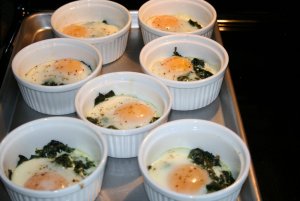 Recept online: Vejce se smetanou pečená v páře: Celá vejce v miskách zalitá smetanou a petrželkou pečená v páře