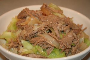 Recept online: Vepřová panenka se zelím: Kousky vepřového masa s pikantně upraveným červeným zelím