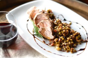 Recept online: Vepřová plec s čočkou: Výživný pokrm - kusy vepového masa v čočce se zeleninou