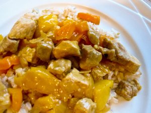 Recept online: Vepřové na kari s ananasem: Marinované vepřové maso, dušené s asijským kořením, v omáčce s kousky ananasu