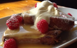 Recept online: Voňavý malinový moučník: Omeleta s malinami a medem zapečená v troubě