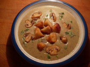 Recept online: Žampionová polévka: Jemná žampionová polévka s čerstvým bylinkovým sýrem a pažitkou