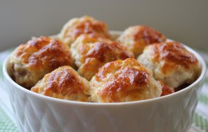 Recept online: Zapečené kuličky z mletého masa se smetanovou omáčkou: Zapečené masové kuličky s bylinkovou smetanovou omáčkou
