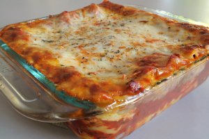 Recept online: Zapečené lasagne s houbovou omáčkou: Zapečené lasagne s rajčaty, houbovou omáčkou,špenátem, čedarem a bešamelem