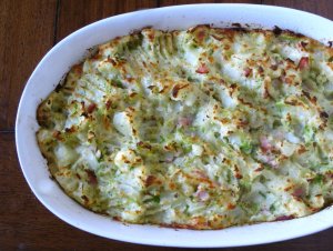 Recept online: Zapečený pórek se šunkou: Zapečený pórek se šunkou a dvěma druhy sýrů, sypaný slunečnicovými semínky