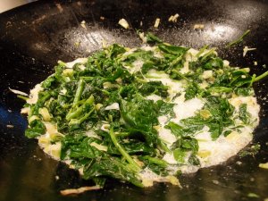 Recept online: Zapečený špenát se smetanou: Špenát dušený a zapečený se smetanou, kořením a parmezánem