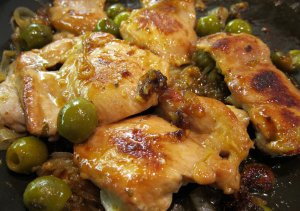 Recept online: Zapékaná krůtí prsa s olivami a mozzarellou: Dozlatova upečené kousky krůtího masa s mozzarellou servírované s omáčkou z oliv, rukoly, rajčat, medu a smetany