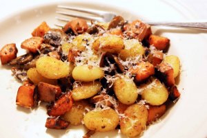 Recept online: Zapékané brambory se smetanou a žampiony: Dozlatova zapečené pikantní brambory s vrstvou hub a smetanovou omáčkou