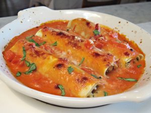 Recept online: Zapékané cannelloni s mortadelou: Canellonni zapečené s mletým masem, mortadelou a  omáčkou ze zeleniny, rajčat, smetany a červeného vína